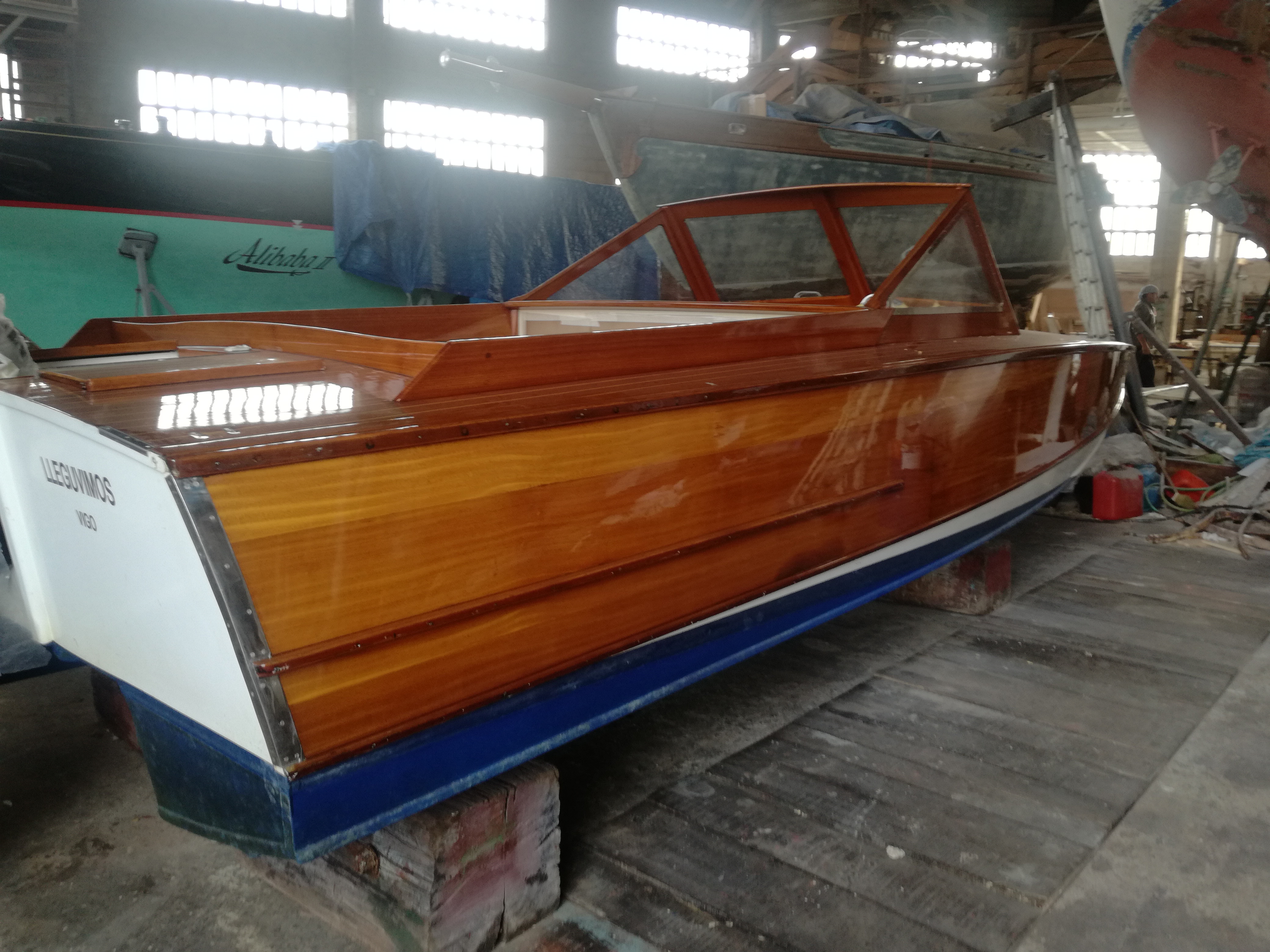 barnizado de catamarán de contrachapado marino