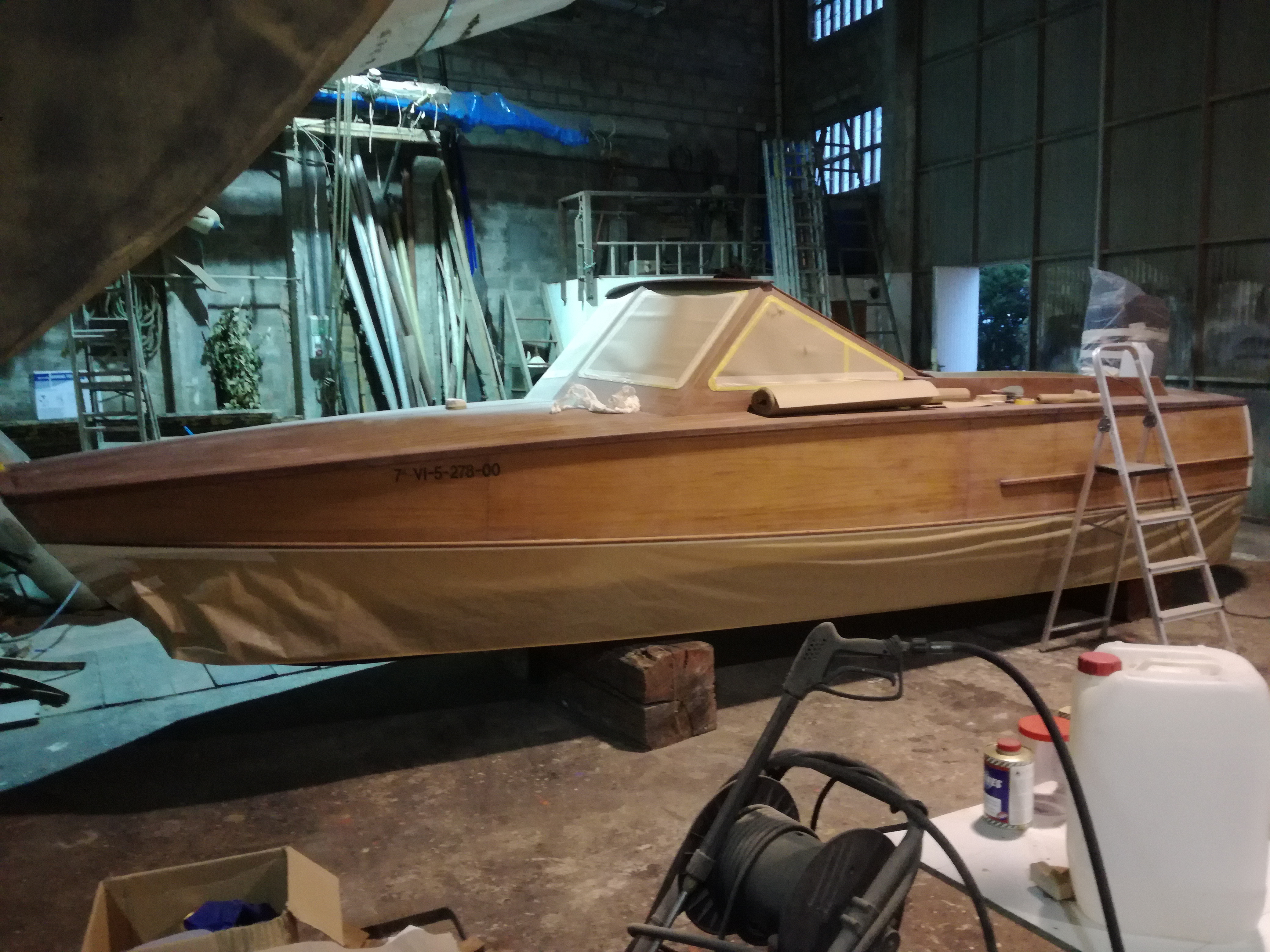 barnizado de catamarán de contrachapado marino